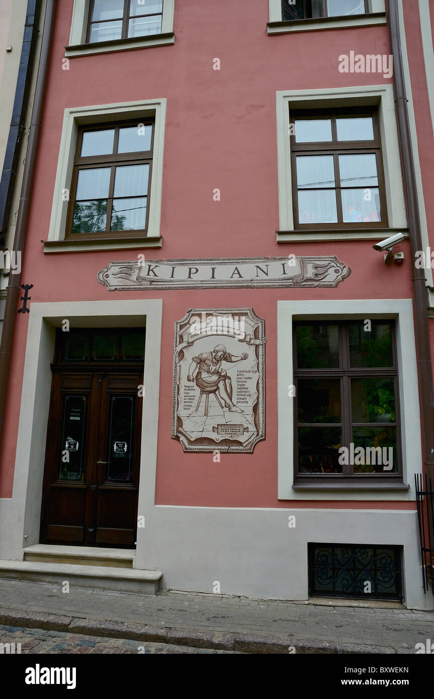 Un calzolaio su misura di business basato in un rinnovato casa medioevale, Piazza Dom, Riga Foto Stock