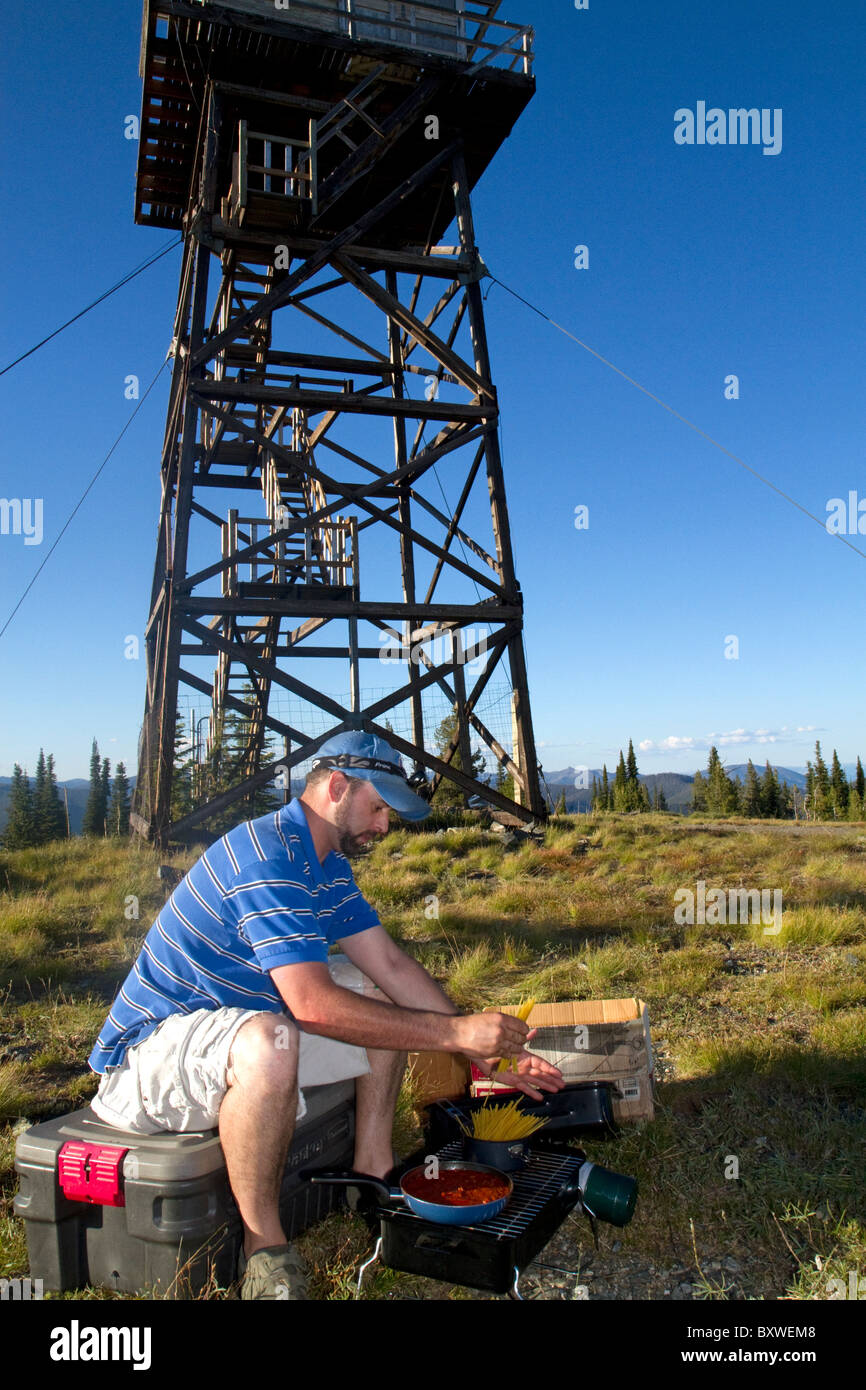Campeggio vicino alla Montagna Verde della torre di vedetta lungo il corridoio Magruder nel deserto Selway-Bitterwoot, Idaho, Stati Uniti d'America. Foto Stock