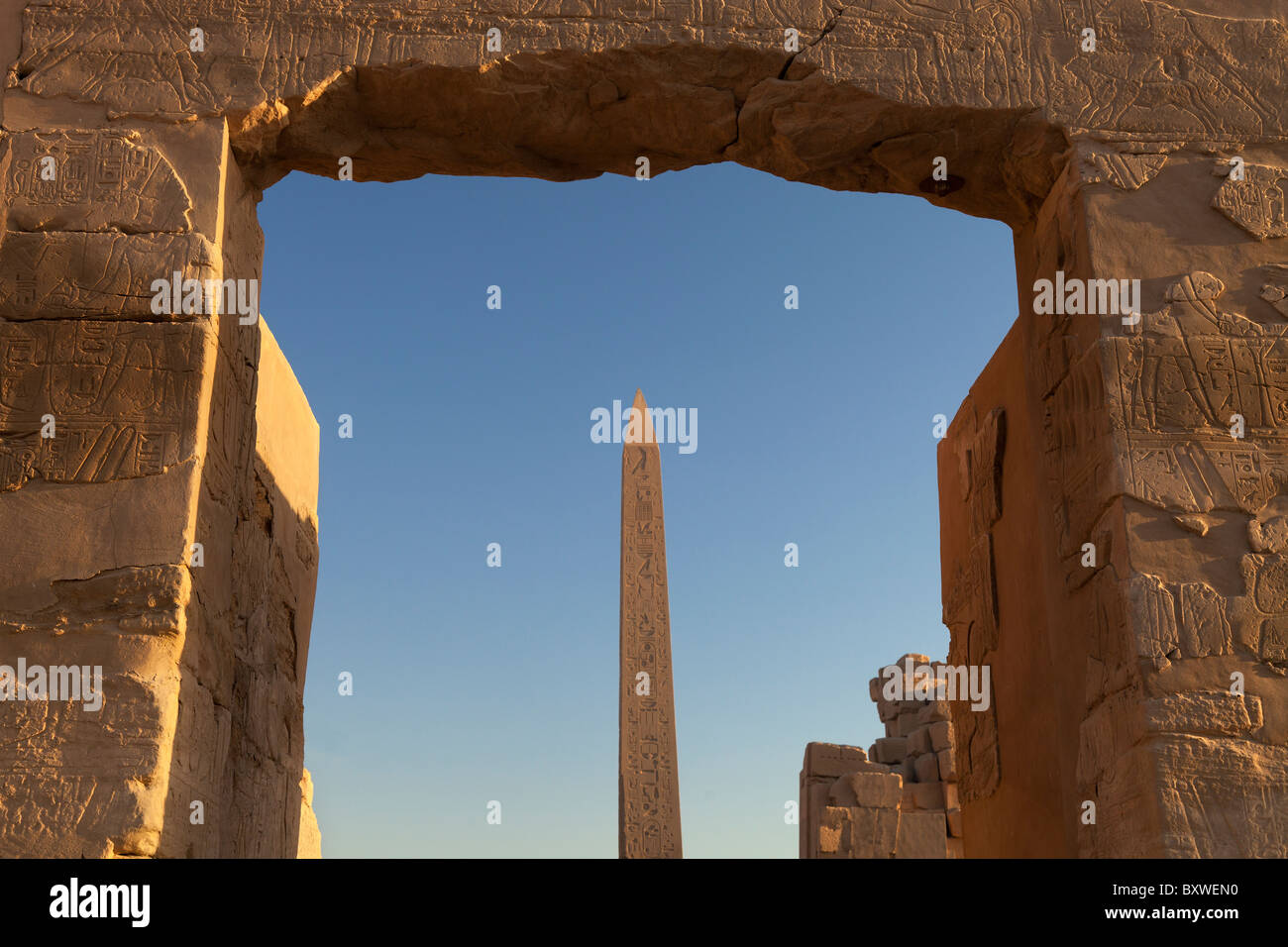 Tempio di Karnak e Luxor Egitto - obelisco e arco Foto Stock