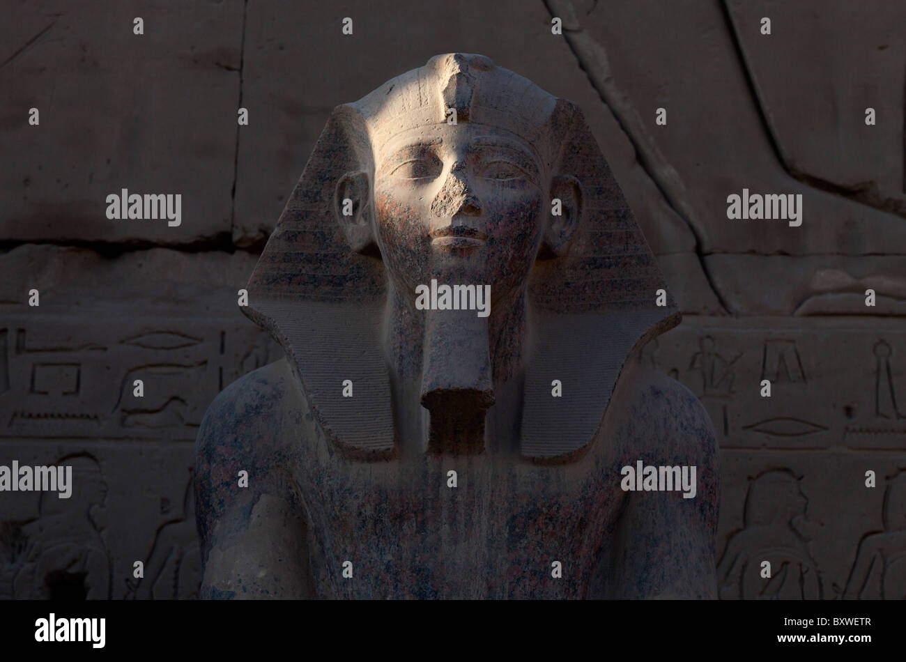 Tempio di Karnak e Luxor Egitto - statua emergente in luce Foto Stock