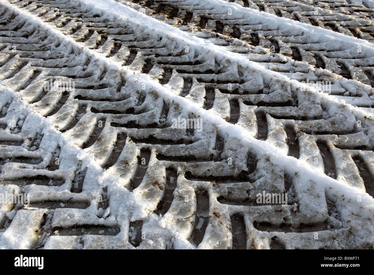 Tracce di pneumatici nella neve e nel ghiaccio Foto Stock