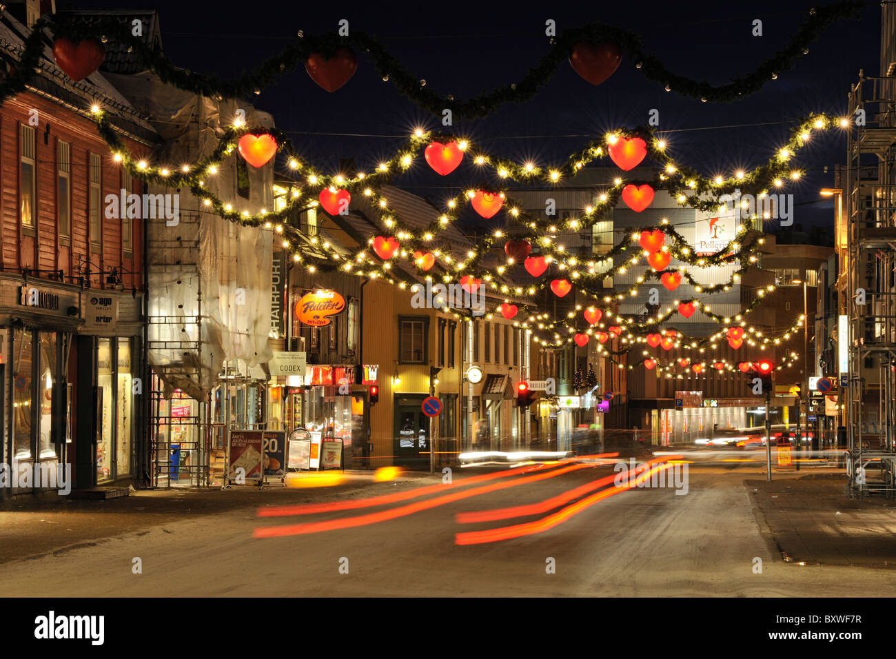 Decorazione di natale nella strada principale Storgata nella città Tromso, Norvegia settentrionale Foto Stock