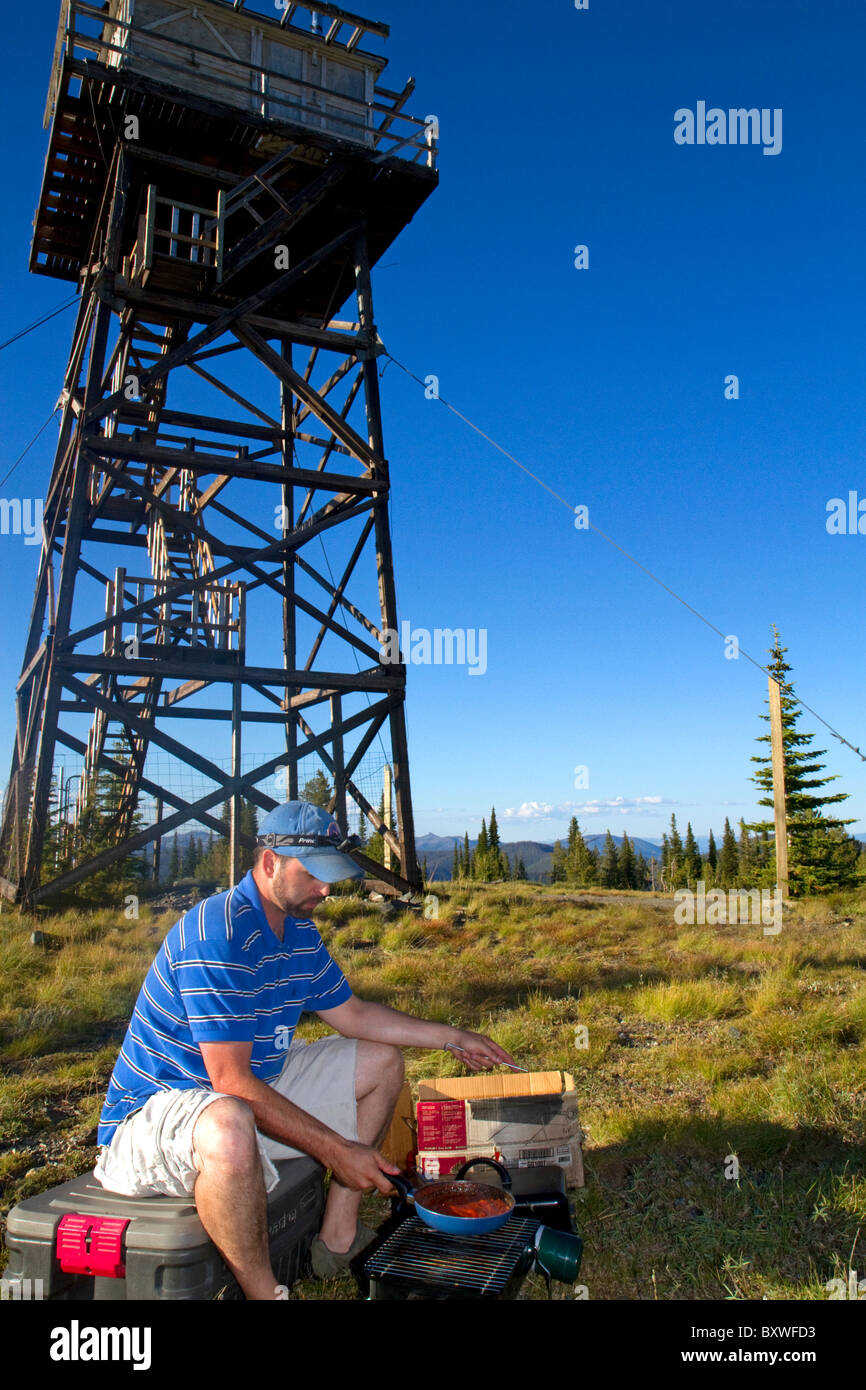 Campeggio vicino alla Montagna Verde della torre di vedetta lungo il corridoio Magruder nel deserto Selway-Bitterwoot, Idaho, Stati Uniti d'America. Foto Stock