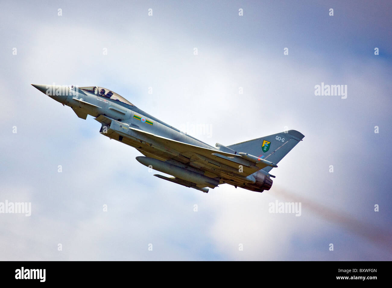 RAF Eurofighter Typhoon jet da combattimento in corrispondenza delle ali e le ruote display a Dunsfold Surrey UK 2010 Foto Stock