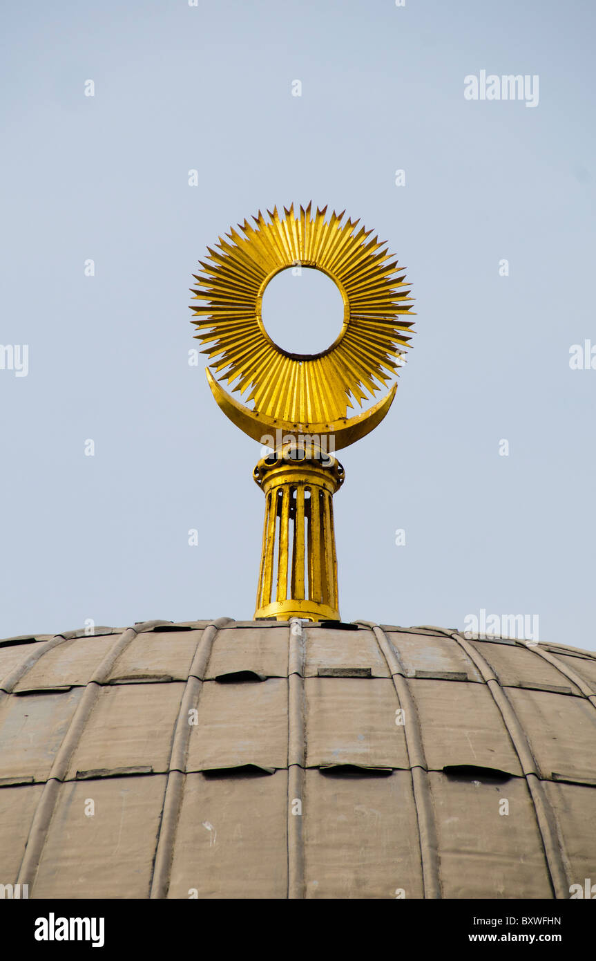Atik Ali Pasha Mosque Dome Finial Istanbul // ISTANBUL, Turchia — la Moschea Atik Ali Pasha (turco: Gazi Atik Ali Paşa Camii) è una vecchia moschea ottomana situata nel quartiere Çemberlitaş del distretto di Fatih a Istanbul, Turchia. Fu costruita dal Gran Visir Bosnalı Hadım Atik Ali Paşa nel 1496, durante il regno del sultano Beyazıt II. La moschea si trova vicino all'ingresso del Kapalıçarşı (Gran Bazar), colonna di Teodosio e la storica moschea Nuruosmaniye. La sua cupola è coronata da un distintivo finale dorato, caratterizzato da una mezzaluna e un design Sunburst, un simbolo comune nell'ar ottomano Foto Stock