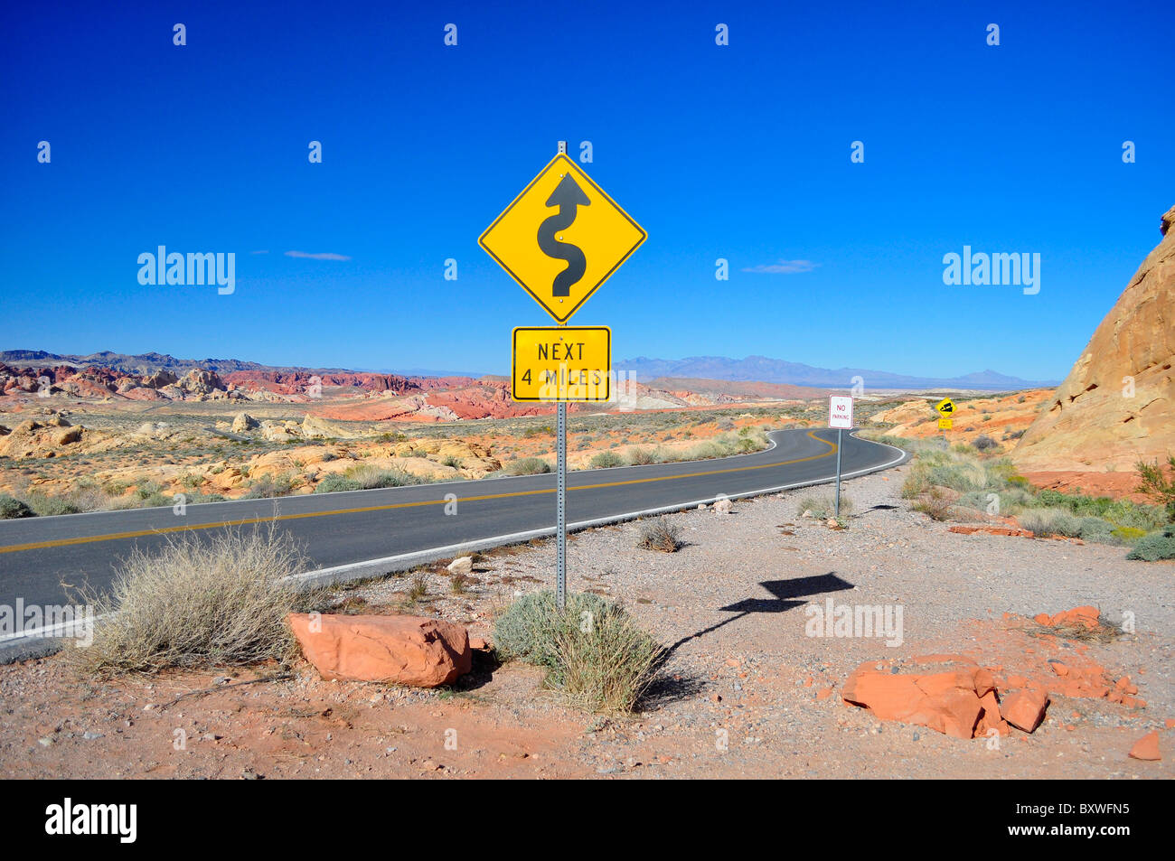 Strada tortuosa nella valle del fuoco, Nevada Foto Stock