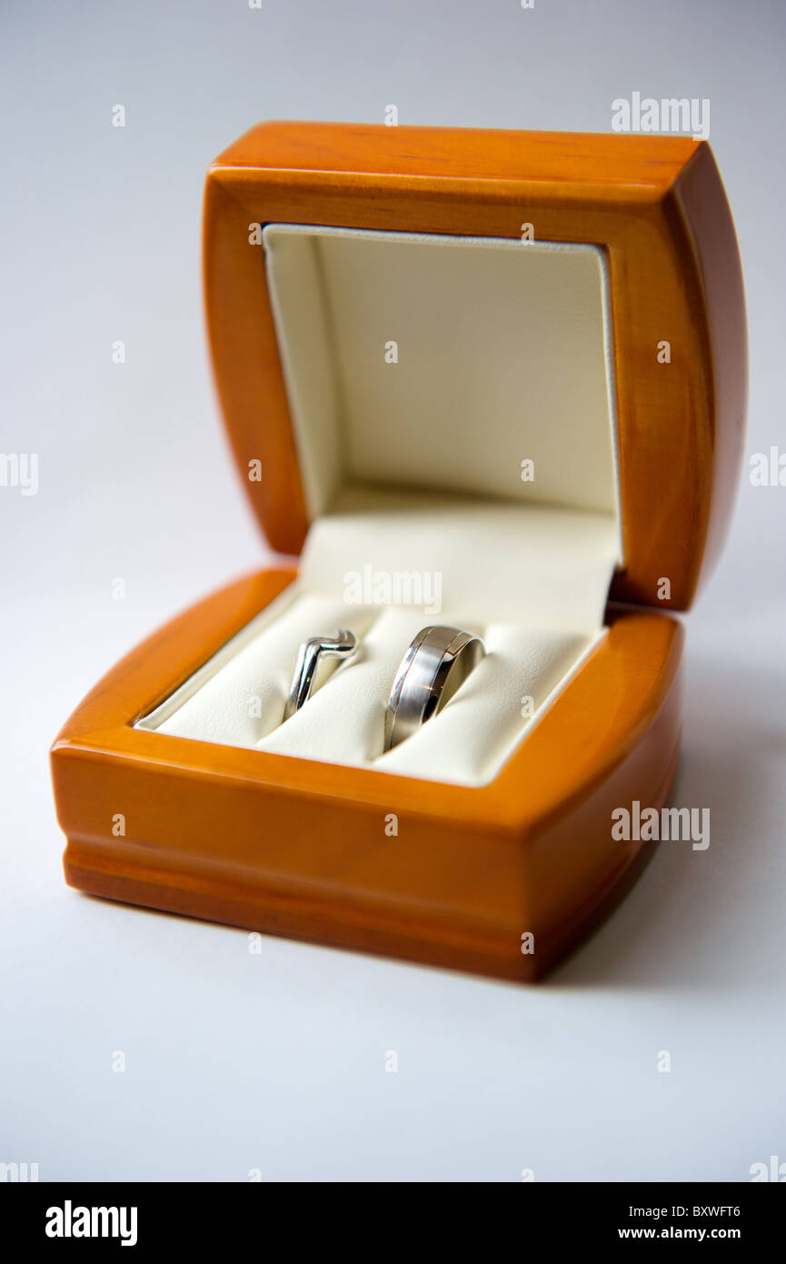 anelli di nozze in platino oro bianco in scatola di legno Foto Stock