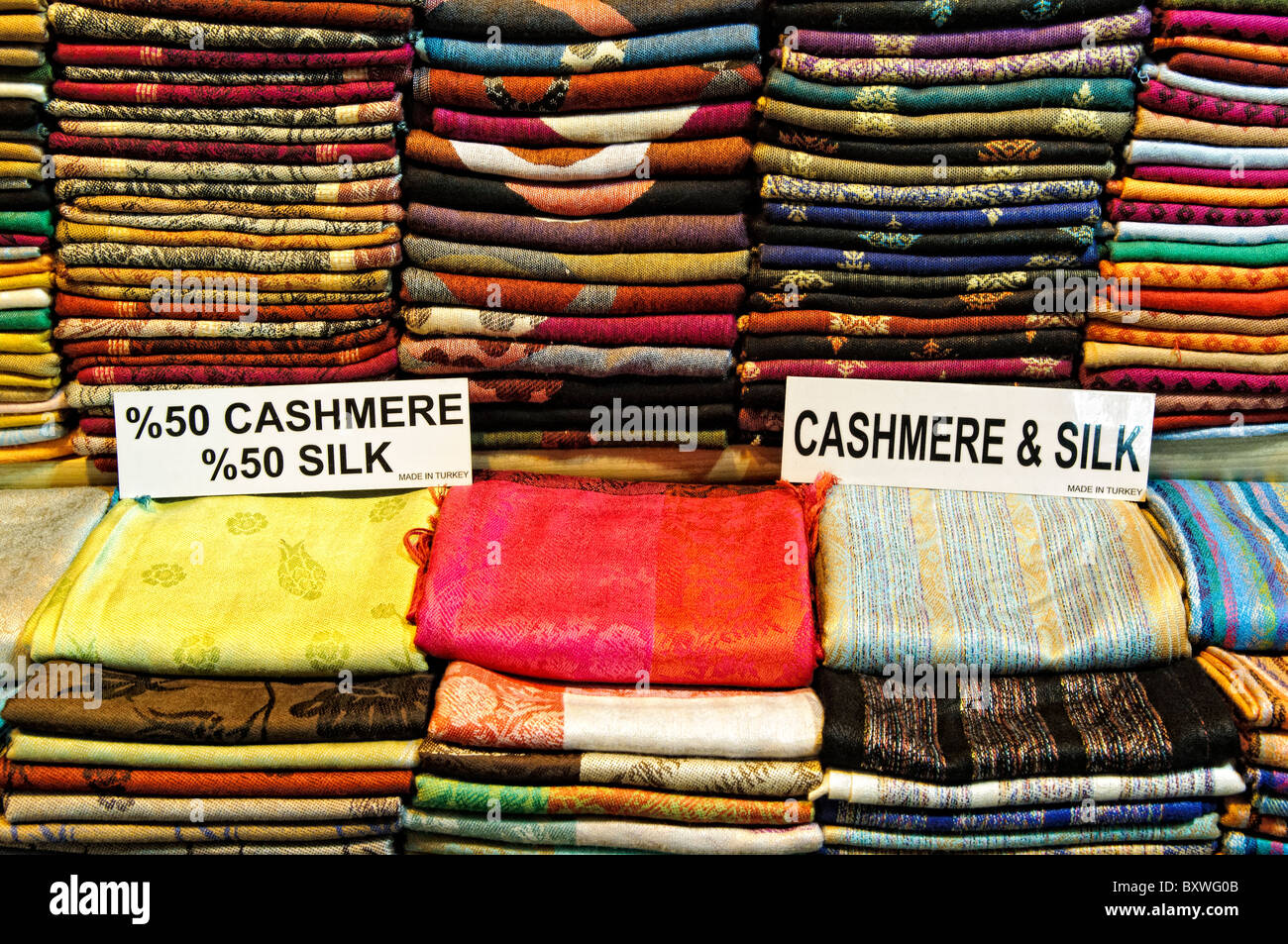 ISTANBUL, Turchia / Türkiye - ISTANBUL, Turchia - sciarpe colorate in cashmere e seta in vendita nello storico Grand Bazaar di Istanbul il Grand Bazaar, uno dei mercati coperti più grandi e antichi del mondo, è un vivace centro commerciale e culturale di Istanbul. Caratterizzato da un labirinto di oltre 4.000 negozi, offre una vivace gamma di prodotti, da spezie e gioielli a tessuti e ceramiche. L'architettura storica e l'atmosfera vivace del Grand Bazaar attirano milioni di visitatori ogni anno. Foto Stock