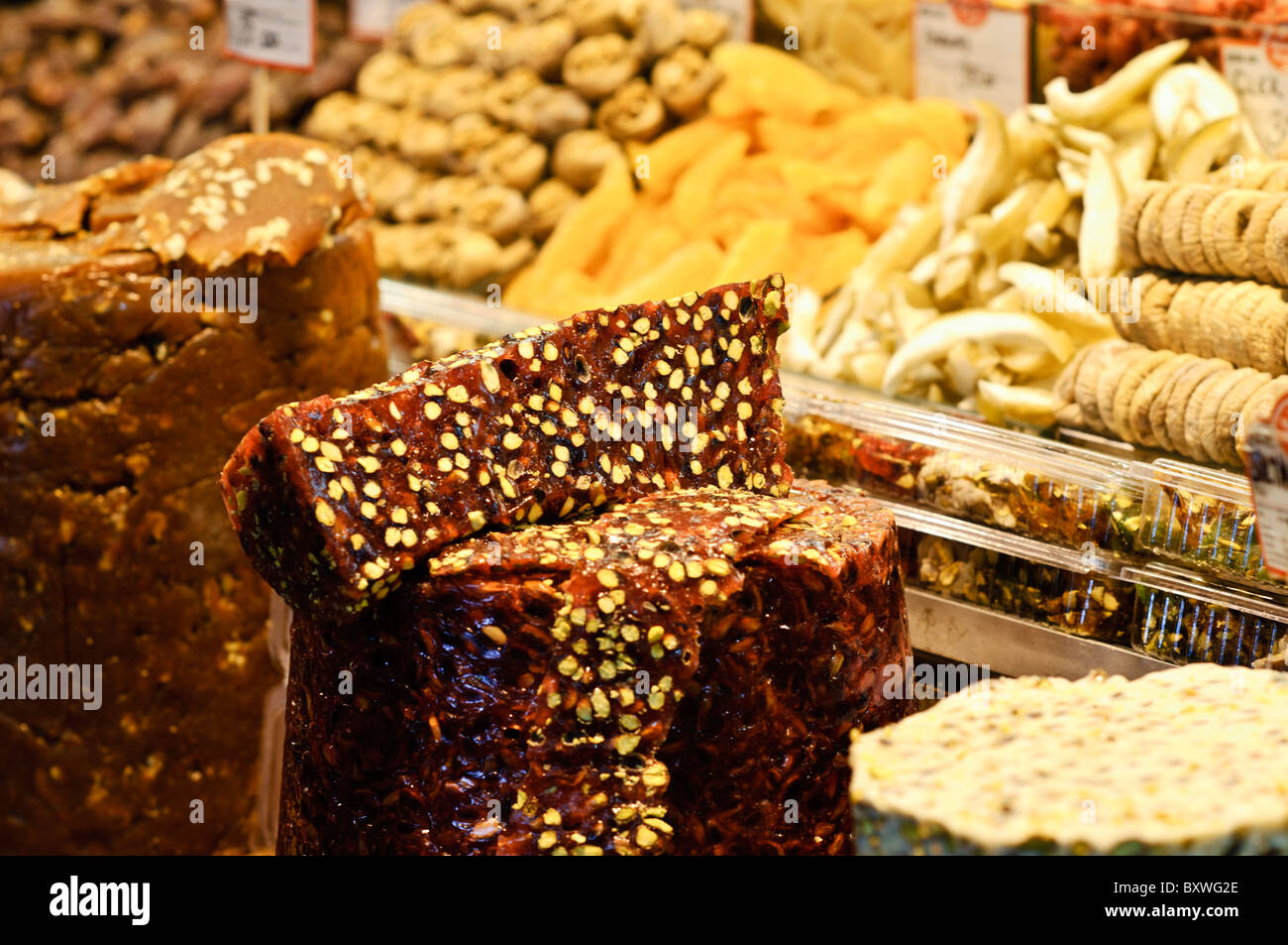 Turkish Delight Spice Bazaar Istanbul Turchia // ISTANBUL, Turchia - delizie turche e altri dolci esposti nel Bazaar delle spezie (noto anche come Bazaar egiziano) a Istanbul. Il Bazar delle spezie, conosciuto localmente come Mısır Çarşısı, è uno dei più antichi mercati coperti di Istanbul, originariamente costruito nel 1664 come parte del complesso della nuova Moschea. Il mercato tradizionalmente era specializzato in spezie, erbe e dolci importati dall'Egitto e da altre parti dell'Impero Ottomano. La delizia turca, o lokum in turco, è una tradizionale confezione a base di amido, zucchero e vari aromi prodotti Foto Stock