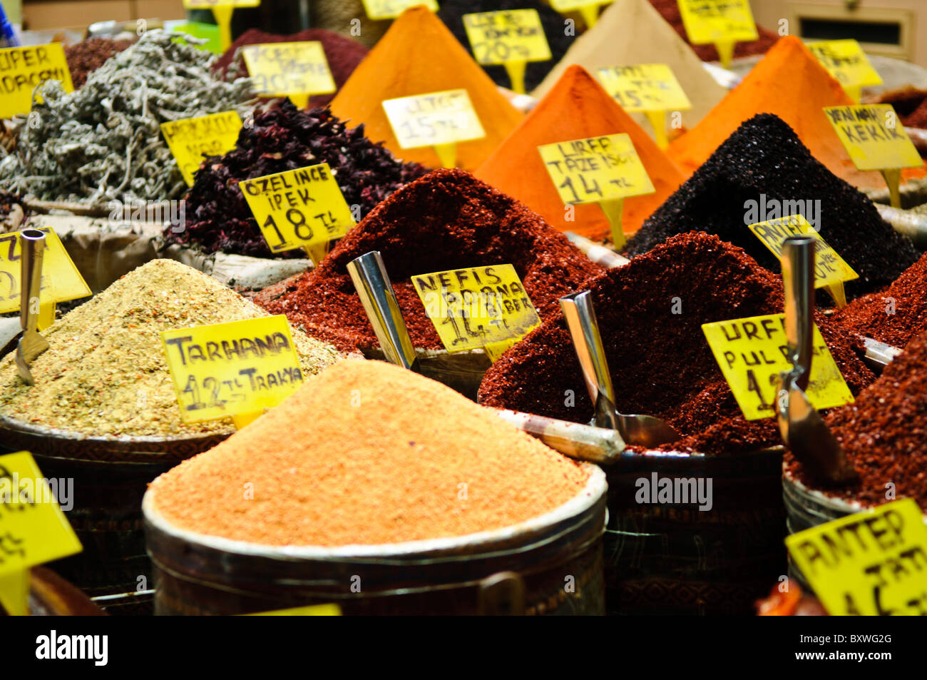 Spice for sale Egyptian Spice Bazaar Istanbul // ISTANBUL, Turchia — Una gamma di spezie in vendita nel Bazaar egiziano (noto anche come Bazaar delle spezie) a Istanbul. Il Bazar egiziano, costruito nel 1660, è uno dei più antichi mercati coperti di Istanbul ed è tradizionalmente servito come centro del commercio delle spezie della città. Situato nel quartiere di Eminönü vicino al Corno d'Oro, il bazar a forma di L ospita decine di negozi che vendono spezie, delizie turche, frutta secca, noci e altri prodotti tradizionali. Il mercato prende il nome dal suo ruolo storico nel commercio di spezie e merci arrivate da Egy Foto Stock