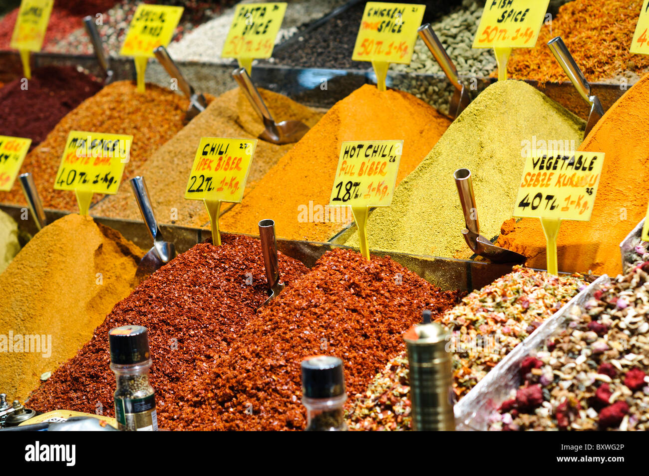 Spezie del Mercato delle Spezie Istanbul Turchia | ISTANBUL, Turchia — Cumuli a forma conica di peperoncino macinato, curcuma e spezie miste riempiono una bancarella all’interno del Mercato delle Spezie, chiamato anche Bazaar Egiziano o Mısır Çarşısı. Costruito all’inizio degli anni ’1660 come annesso generatore di entrate del complesso Yeni Cami (Nuova Moschea), il mercato coperto un tempo ospitava all’incirca lo stesso numero di erboristi-farmacisti e mercanti di cotone tra le sue 88 unità di negozi a volta. Foto Stock
