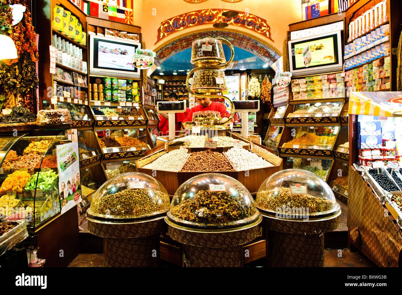 Negozio di spezie Bazaar egiziano Istanbul Turchia // ISTANBUL, Turchia - Un moderno negozio di spezie opera all'interno del Bazaar egiziano (noto anche come Bazaar delle spezie), uno dei principali mercati coperti di Istanbul. Il Bazar egiziano, costruito nel XVII secolo, è uno dei più antichi e significativi centri commerciali della città, accanto al vicino Grand Bazaar. Situato nel quartiere di Eminönü, il mercato tradizionalmente specializzato in spezie ed erbe medicinali importate attraverso rotte commerciali egiziane, che hanno dato il nome al bazar. Il bazar ospita dozzine di negozi che vendono spezie, delizie turche Foto Stock