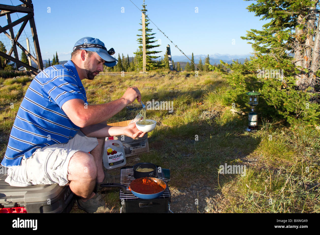 Campeggio vicino alla Montagna Verde della torre di vedetta lungo il corridoio Magruder nel deserto Selway-Bitterwoot, Idaho, Stati Uniti d'America. Foto Stock