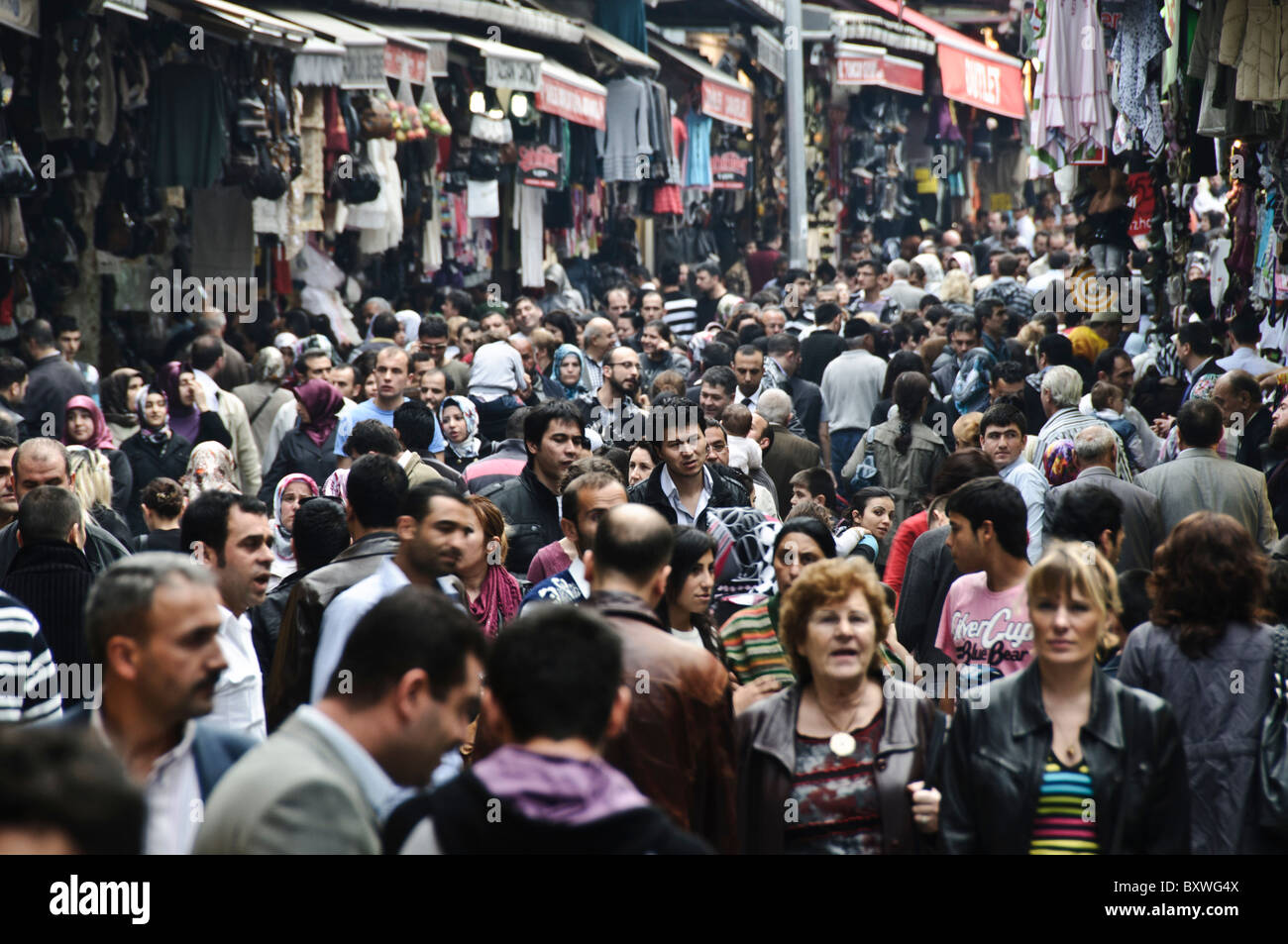 Il Bazaar delle spezie è affollato Istanbul Turchia // ISTANBUL, Turchia: Le folle si radunano nelle strade che si irradiano dal Bazaar delle spezie (noto anche come Bazaar egiziano) di Istanbul. Il Bazar delle spezie, conosciuto localmente come Mısır Çarşısı, è uno dei più antichi mercati coperti di Istanbul, originariamente costruito nel 1664 come parte del complesso della nuova Moschea. Il mercato era tradizionalmente un importante centro commerciale per spezie, erbe e altri beni provenienti dall'Egitto e da altre parti dell'Impero ottomano. Situato nel quartiere di Eminönü vicino al Corno d'Oro, il bazar rimane una destinazione popolare sia per la gente del posto che per i visitatori. Foto Stock