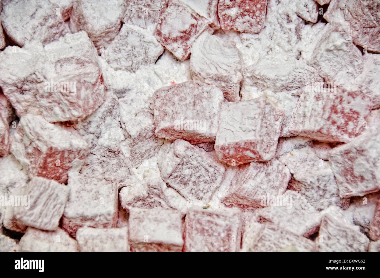Turkish Delight Lokum Spice Bazaar Istanbul // ISTANBUL, Turchia — Turkish Delight (lokum) è esposto in vendita presso il Bazaar delle spezie (noto anche come Bazaar egiziano) di Istanbul. La confettura, fatta con amido e zucchero e spesso aromatizzata con acqua di rose, limone o altre essenze, è stata un dolce tradizionale turco per secoli. Il Bazar delle spezie, costruito nel 1660 come parte del complesso della nuova Moschea, è uno dei più antichi mercati coperti di Istanbul e una delle principali destinazioni per spezie, dolci e prodotti tradizionali turchi. Situato nel quartiere di Eminönü, il bazar a forma di L contiene d Foto Stock