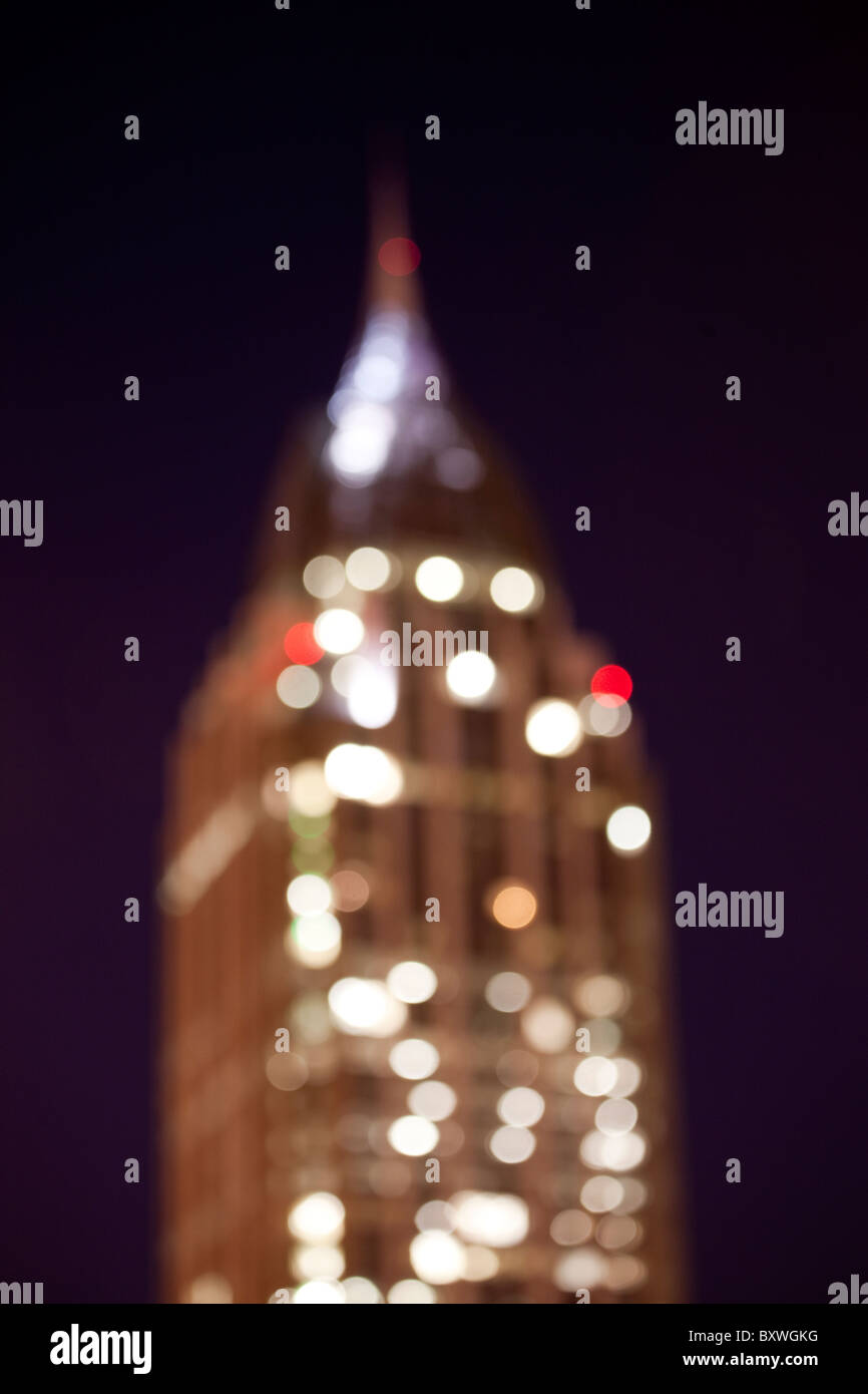 Stati Uniti d'America, Alabama, mobile, immagine sfocata di RSA battaglia casa torre sulla notte estiva Foto Stock