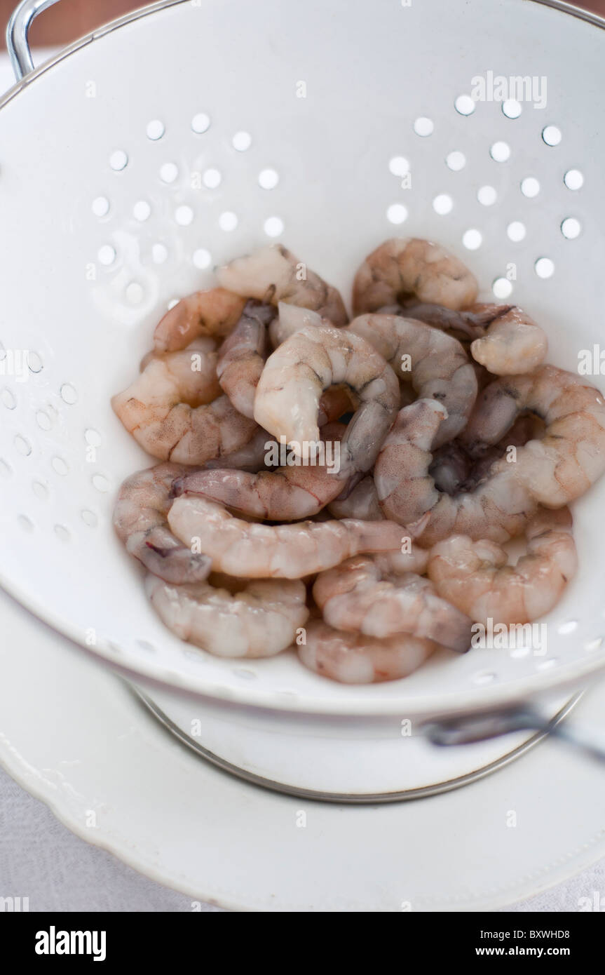 Materie acqua calda gamberi svuotamento in smalto bianco scolapasta Foto Stock
