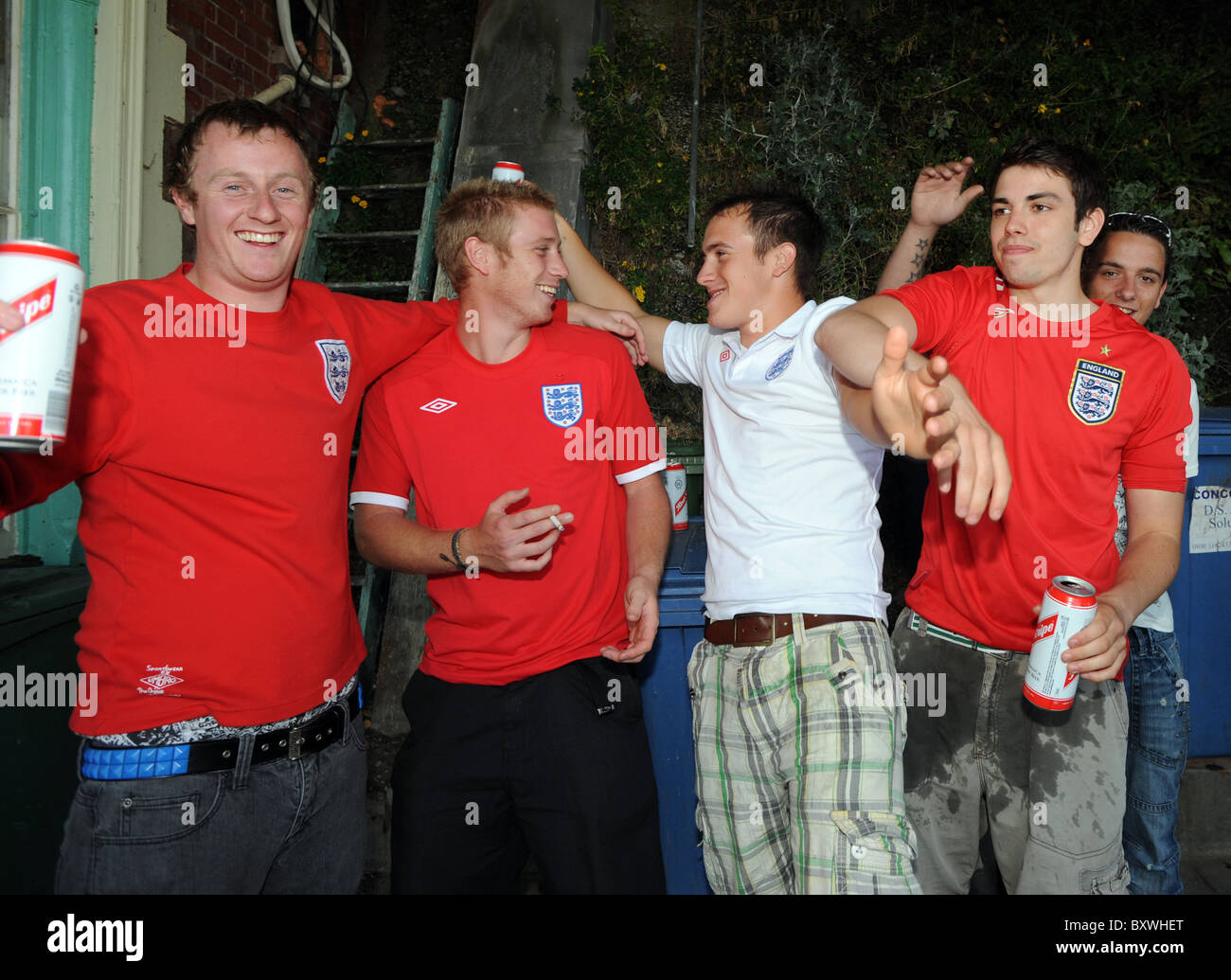 In Inghilterra i tifosi di calcio ottenendo pronto a fare il tifo per la squadra durante la Coppa del mondo 2010 al Concorde 2 un bar con un grande schermo Foto Stock