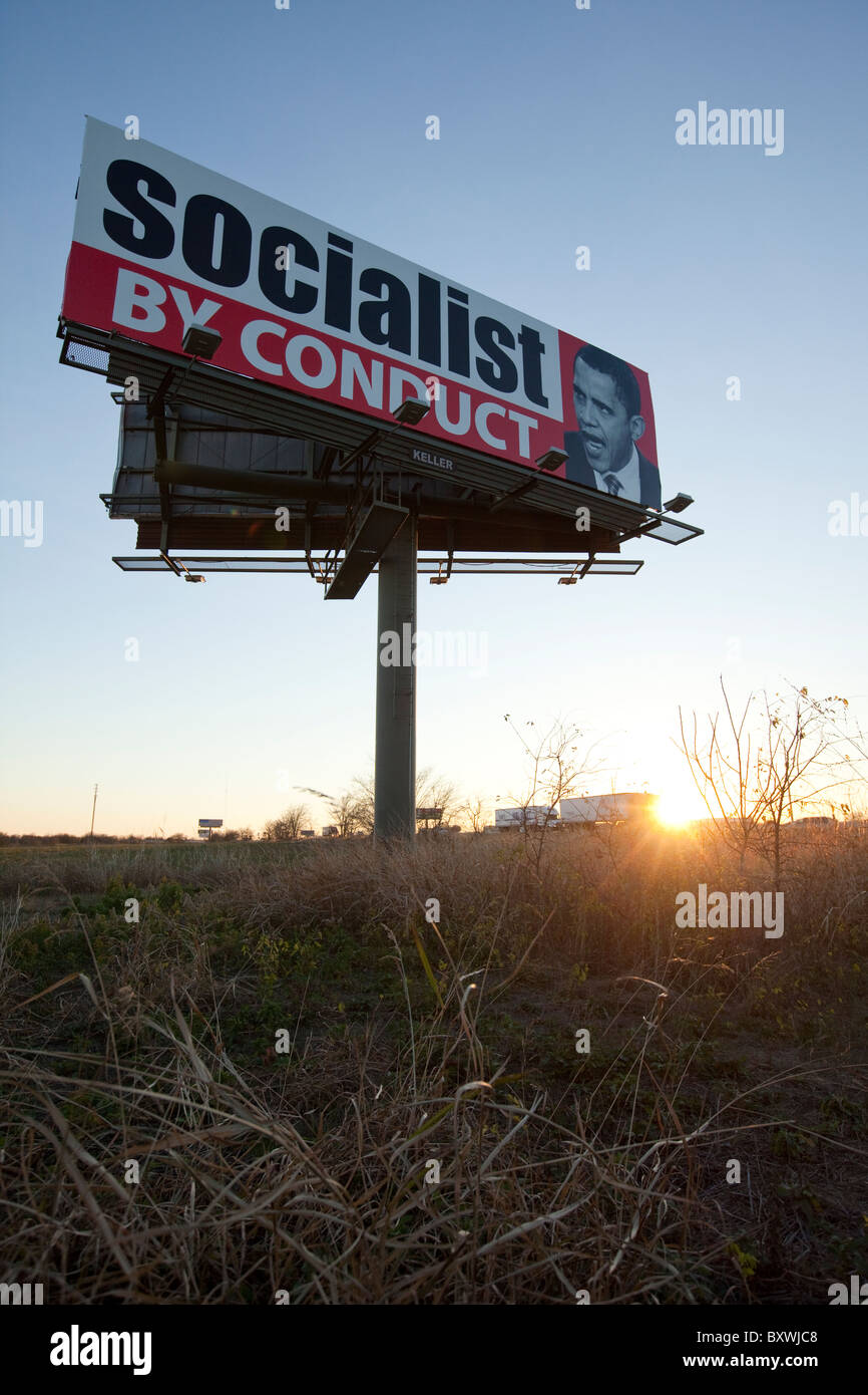 Un cartellone chiamando U.S. Il presidente Barack Obama un socialista è visualizzato sulla Interstate 35 in Bell County in Texas centrale Foto Stock