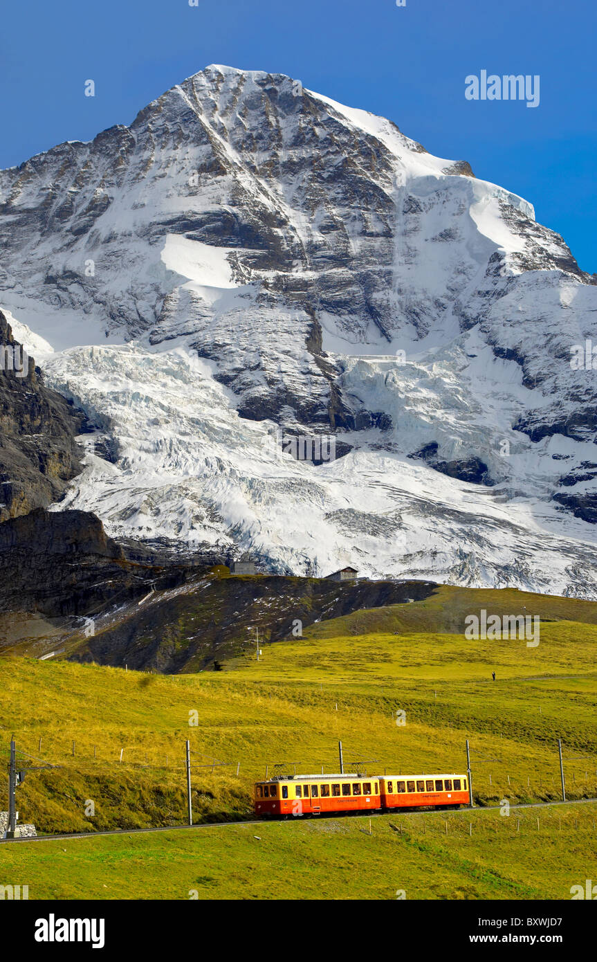 Junfraujoch fenicular ferrovia in parte anteriore del Monch dalla Kleine Scheidegg - Grindelwald in Svizzera Foto Stock