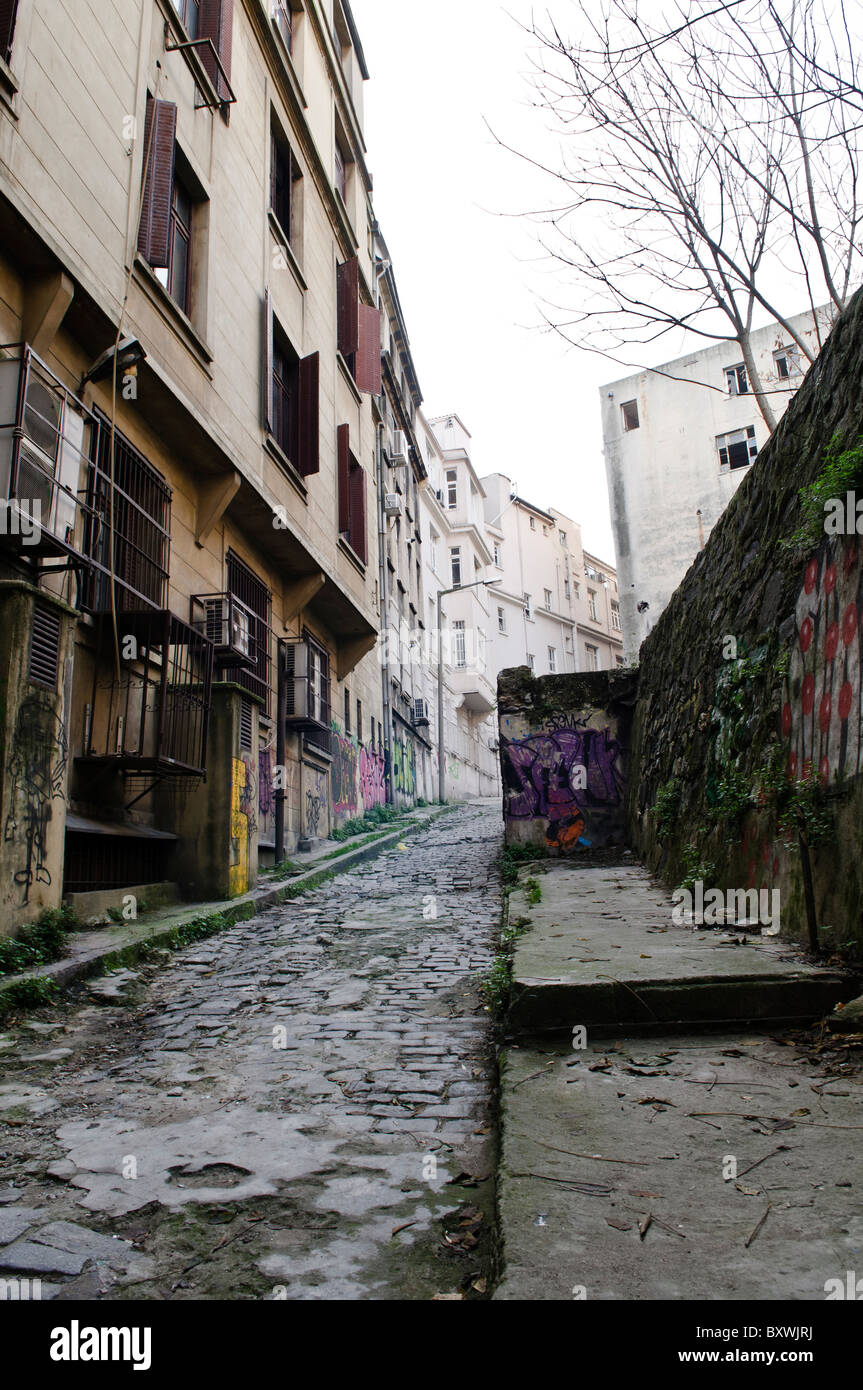 E il vecchio acciottolato allyway in la zona collinare di Beyoglu quartiere di Istanbul, Turchia. Foto Stock