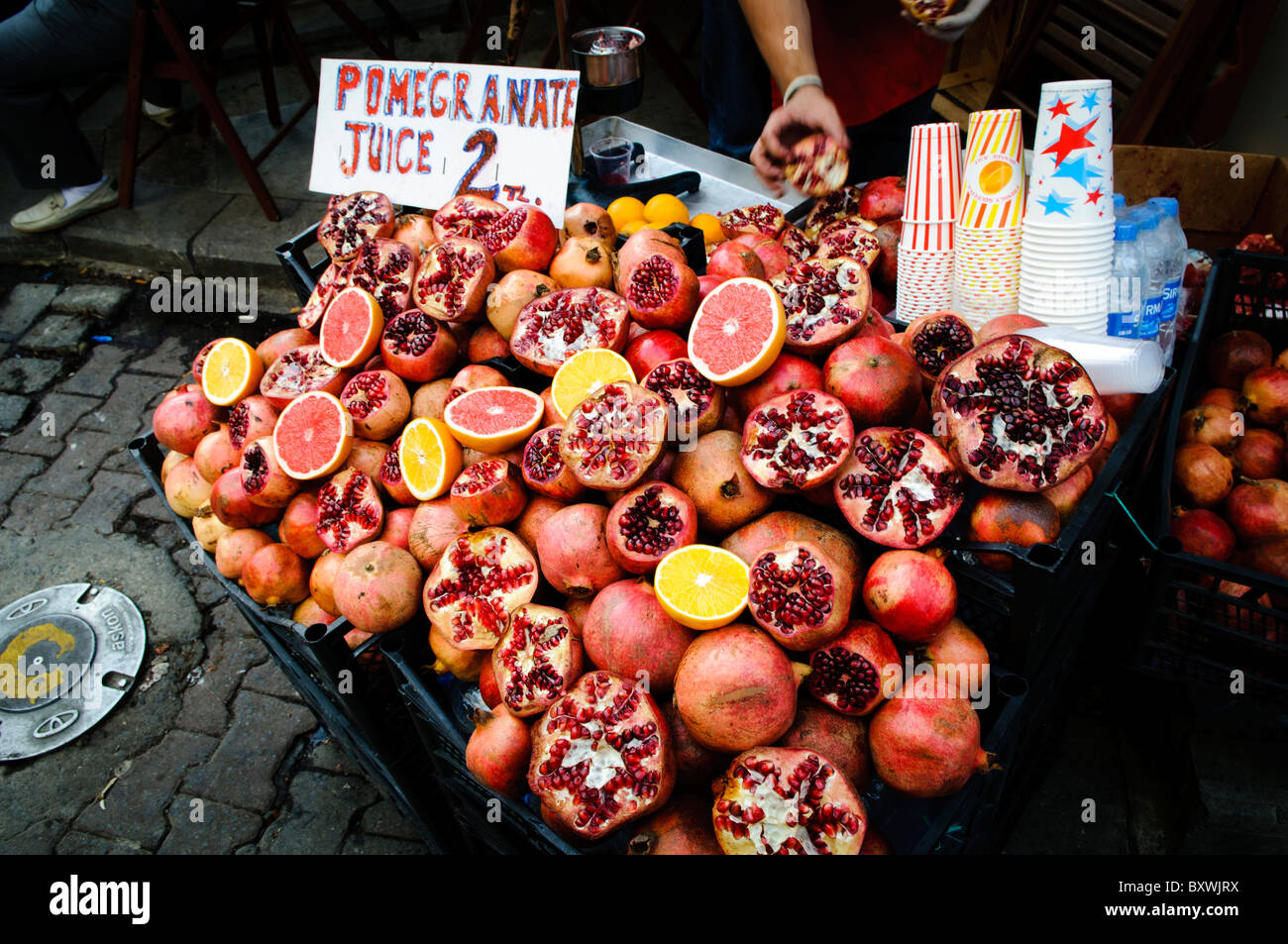 Pomegranites e succo di frutta fresco per la vendita nel quartiere di Beyoglu di Istanbul, Turchia. Foto Stock