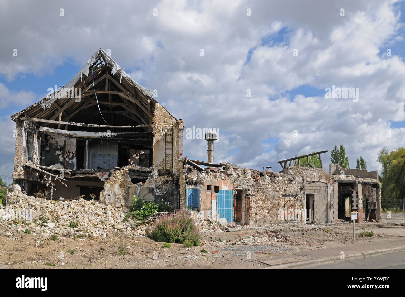 Parzialmente demolito costruzione casa vicino a Joigny Borgogna Francia Foto Stock