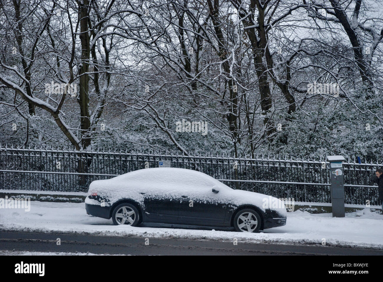 Una macchina parcheggiata coperto di neve nella zona nuova di Edinburgo Foto Stock