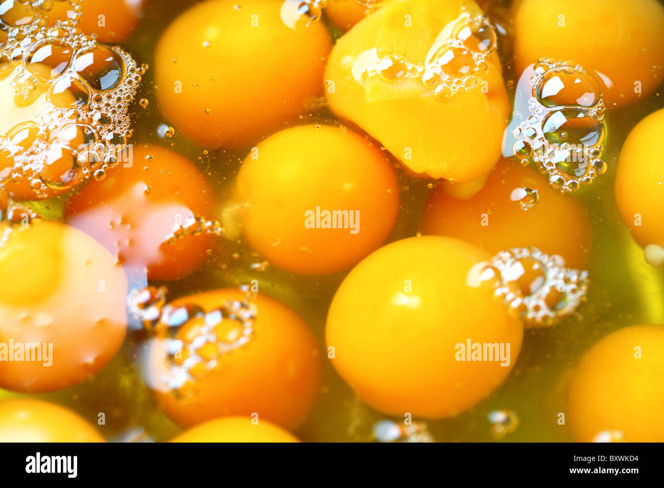 Uova crude in una ciotola, bianco d'uovo e il tuorlo d'uovo, pronto a sbattere. Foto Stock