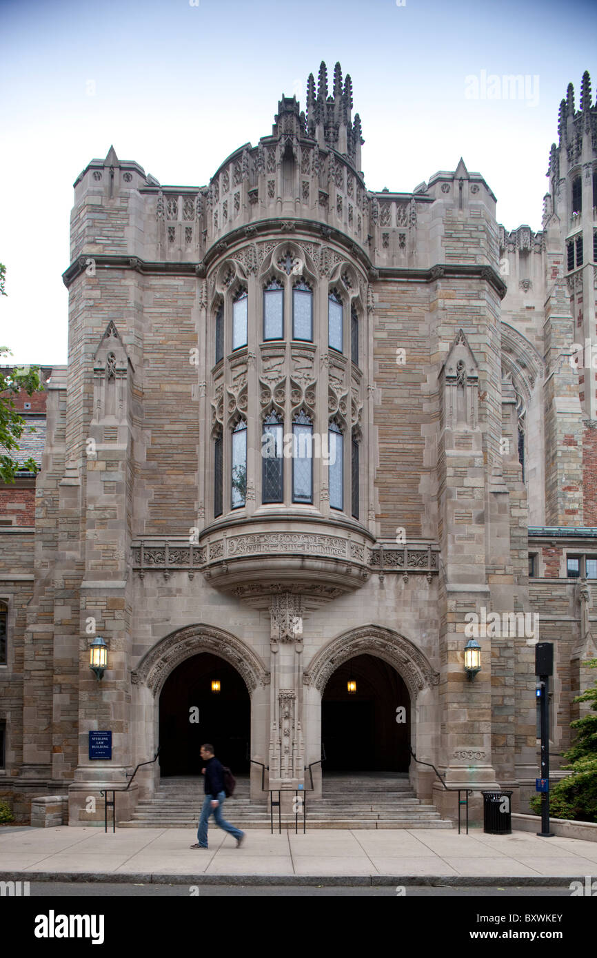 Stati Uniti d'America, Connecticut, New Haven, Lone studente passeggiate passato ingresso ad arco a Sterling legge la costruzione presso l Università di Yale Foto Stock