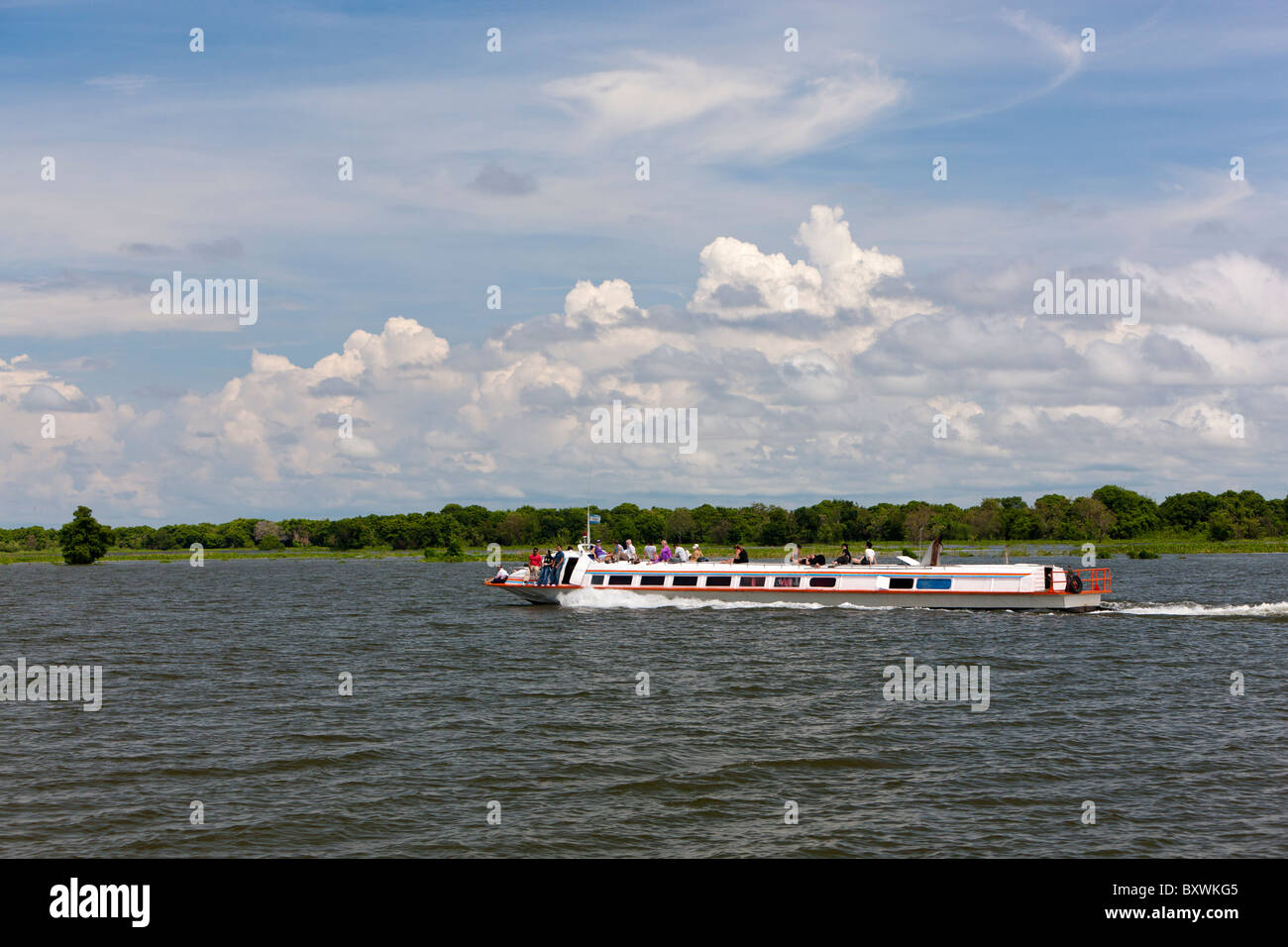 Imbarcazione turistica sul lago Tonle Sap. Cambogia. Indocina. Sud-est asiatico. Foto Stock