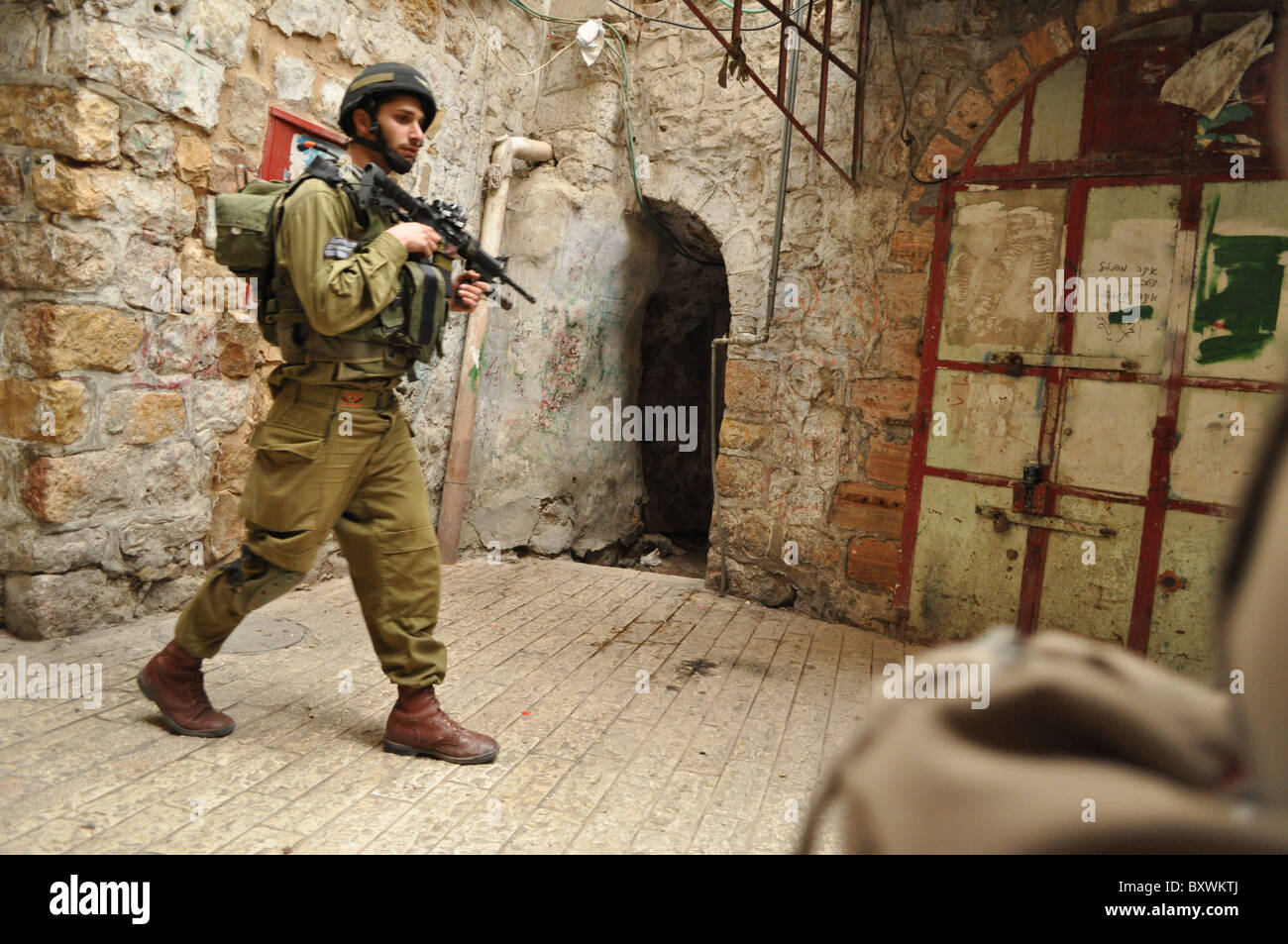 Soldato israeliano a Hebron arabi mercato vecchio Foto Stock