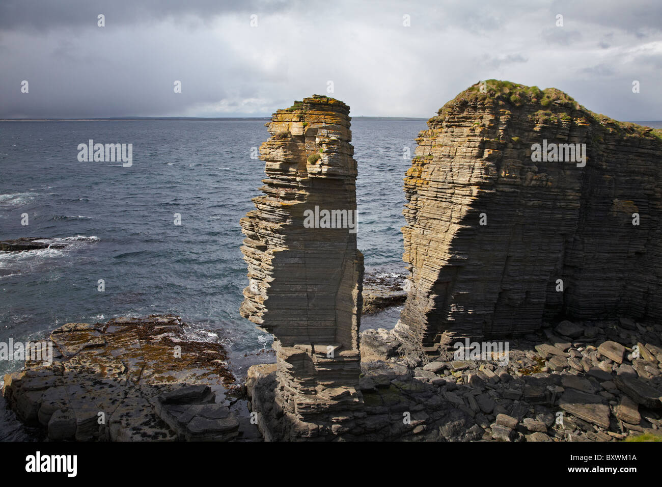 Pile di mare, vicino Noss Head, Wick, Caithness, Highlands, Scotland, Regno Unito Foto Stock