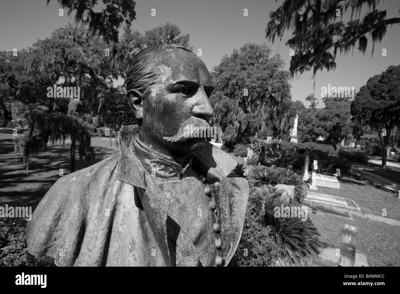 Stati Uniti d'America, Georgia, savana, cimitero statua del generale confederato Robert H. Anderson sotto alberi drappeggiati in muschio Spagnolo Foto Stock