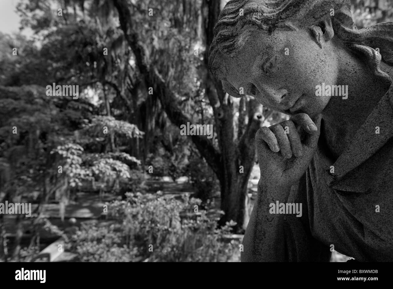 Stati Uniti d'America, Georgia, savana, cimitero statua a Shady Grove all'interno del cimitero Bonaventura su mattinata estiva Foto Stock