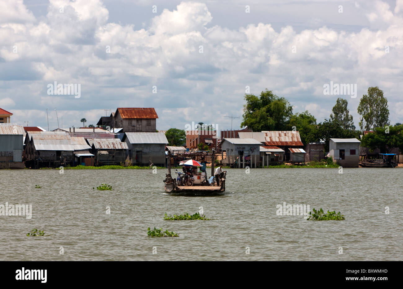 Traghetto sul fiume Tonle Sap. Cambogia. Indocina. Sud-est asiatico. Foto Stock