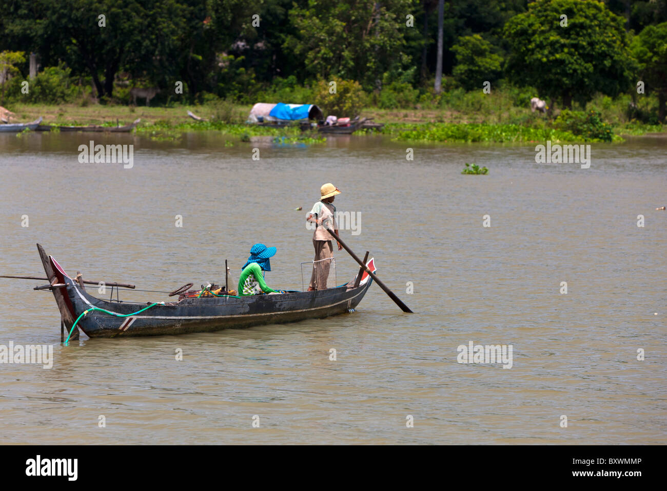 Boat people vietnamiti sul fiume Tonle Sap. Cambogia. Indocina. Sud-est asiatico. Foto Stock
