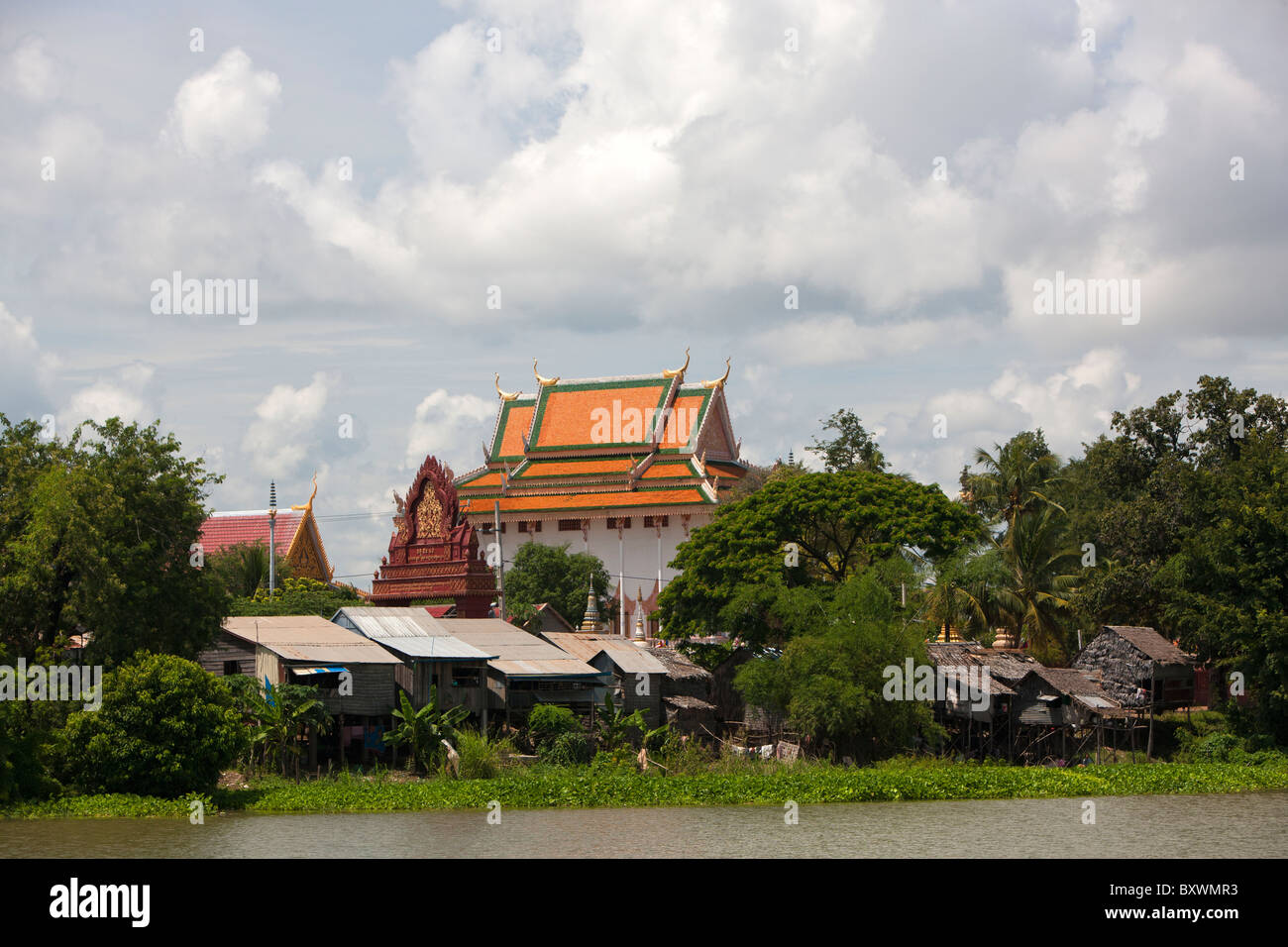 Tempio. Il fiume Tonle Sap, Cambogia, Asia Foto Stock