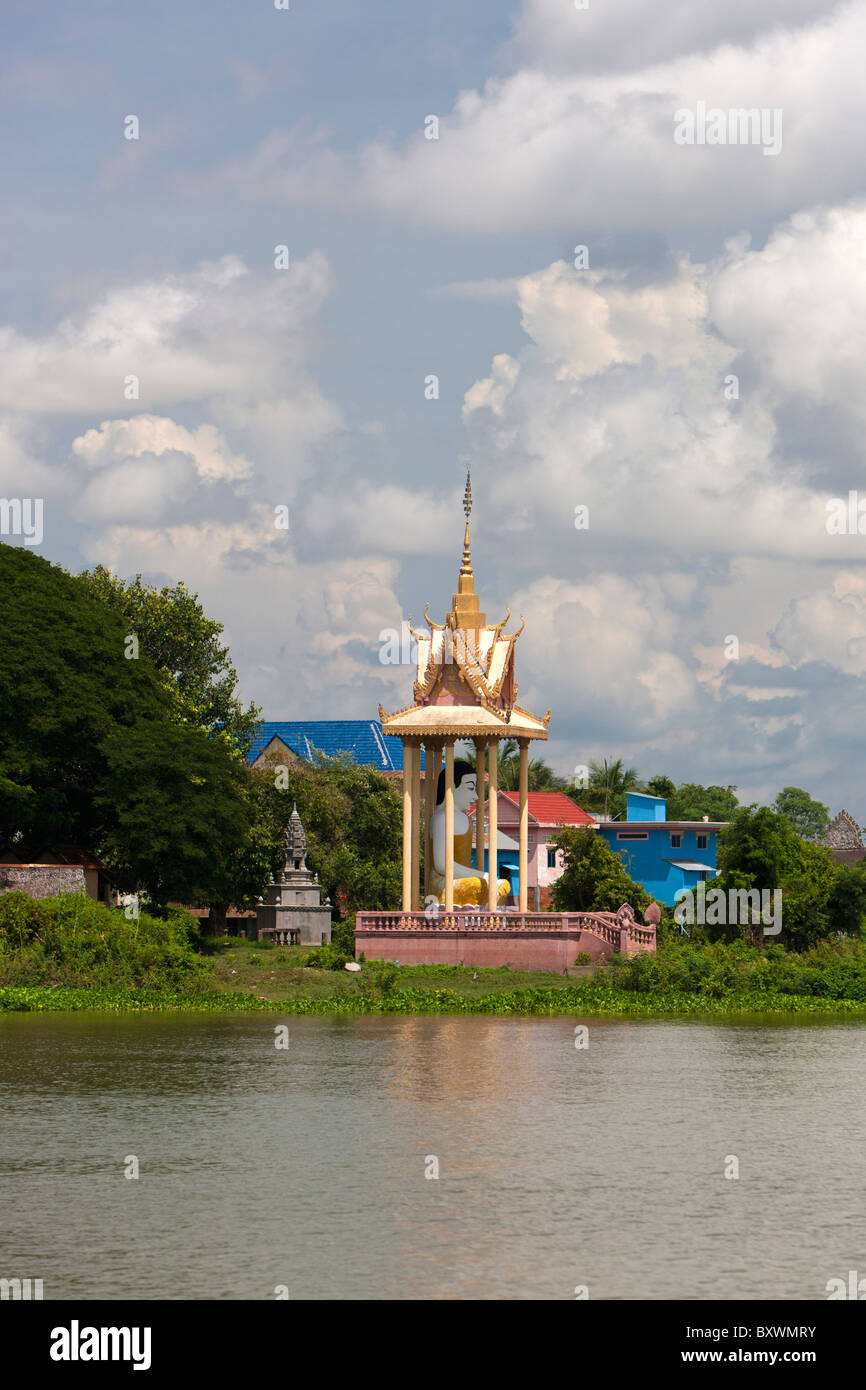 Il Buddha. Il fiume Tonle Sap, Cambogia, Asia Foto Stock