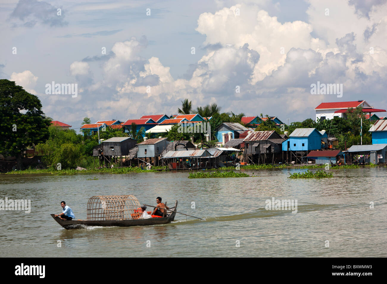 Persone in barca sul fiume Tonle Sap. Cambogia. Indocina. Sud-est asiatico. Foto Stock