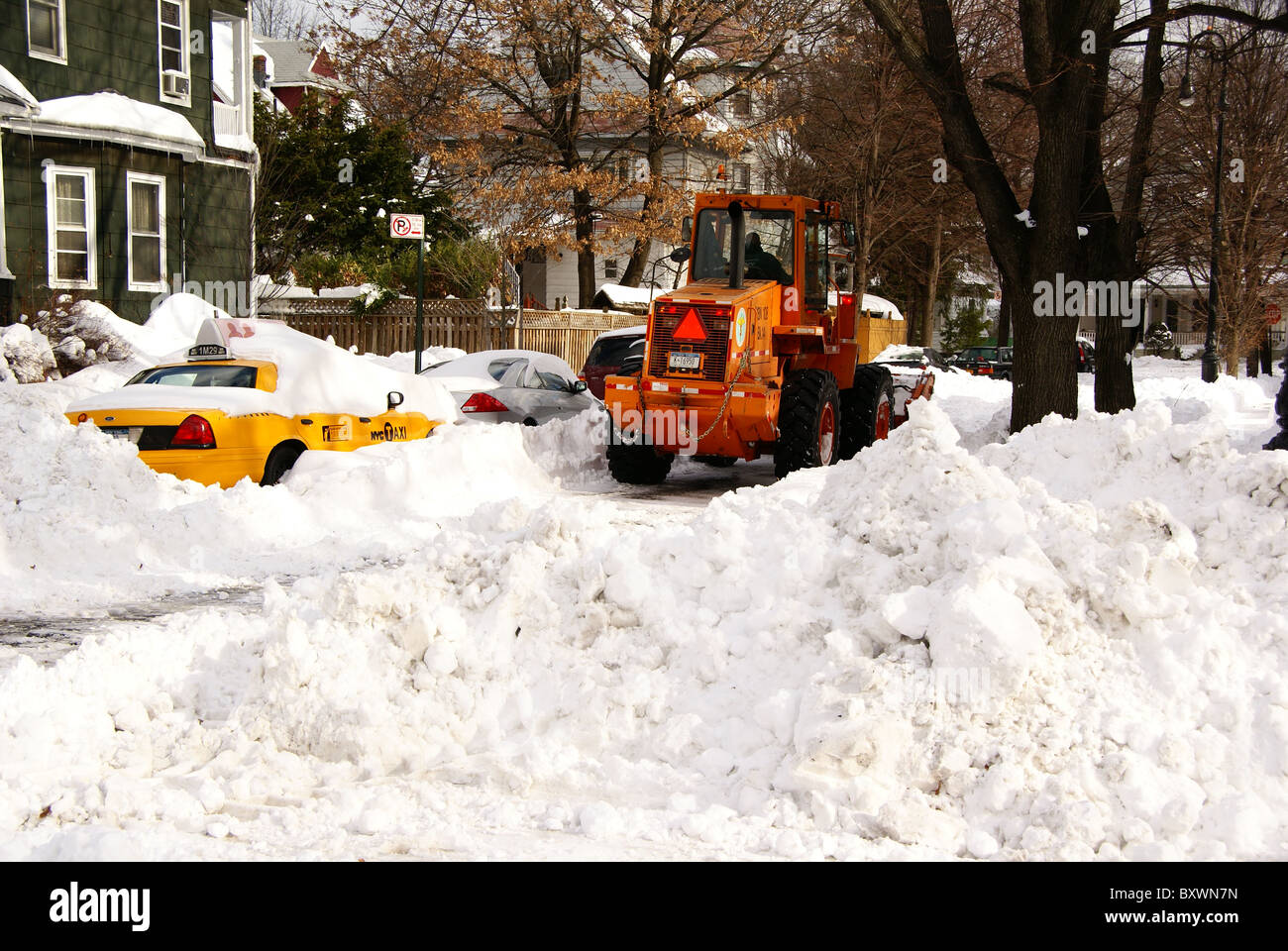 Bulldozer aiuta nella neve sforzo di pulizia in New York Foto Stock