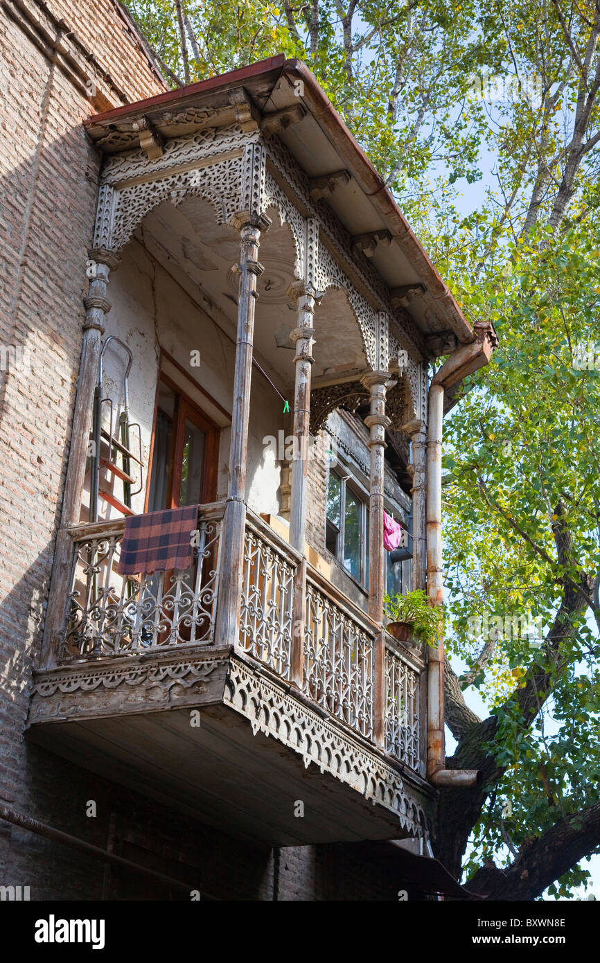 Legno intagliato casa balconied a Tbilisi città vecchia, Kala, Georgia. JMH3984 Foto Stock