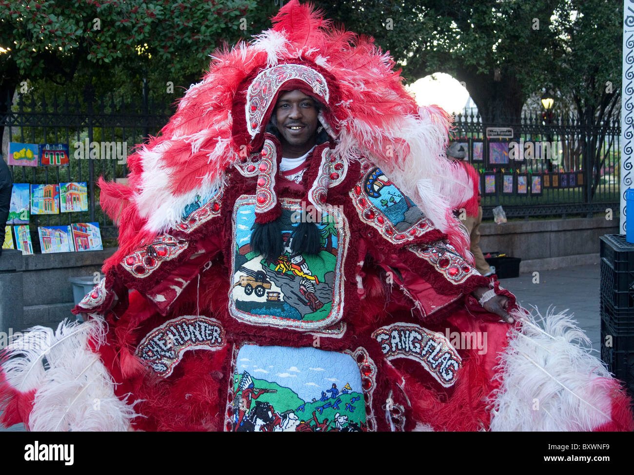 Un Mardi Gras Indian mostra il suo costume in New Orleans French Quarter. Foto Stock