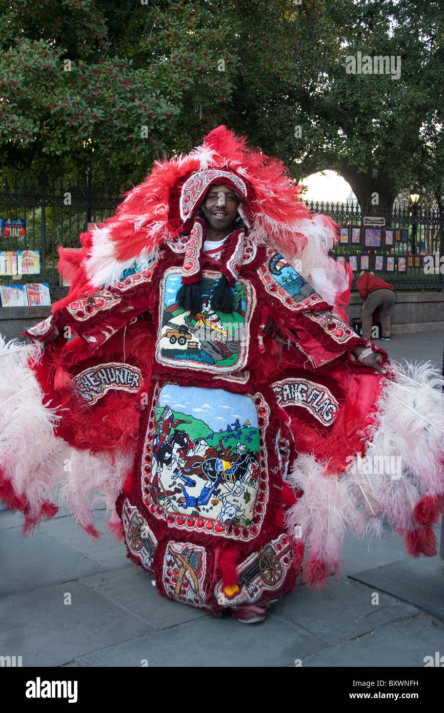 Un Mardi Gras Indian mostra off il suo costume nel Quartiere Francese di New Orleans. Foto Stock