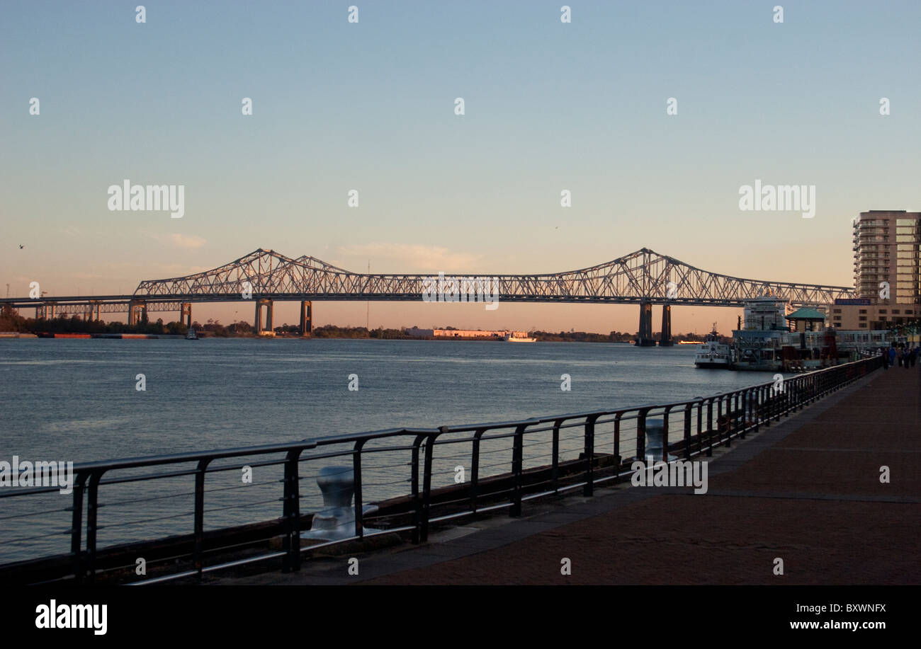 Riverwalk e Crescent City ponte di collegamento al tramonto in New Orleans, LA. Foto Stock