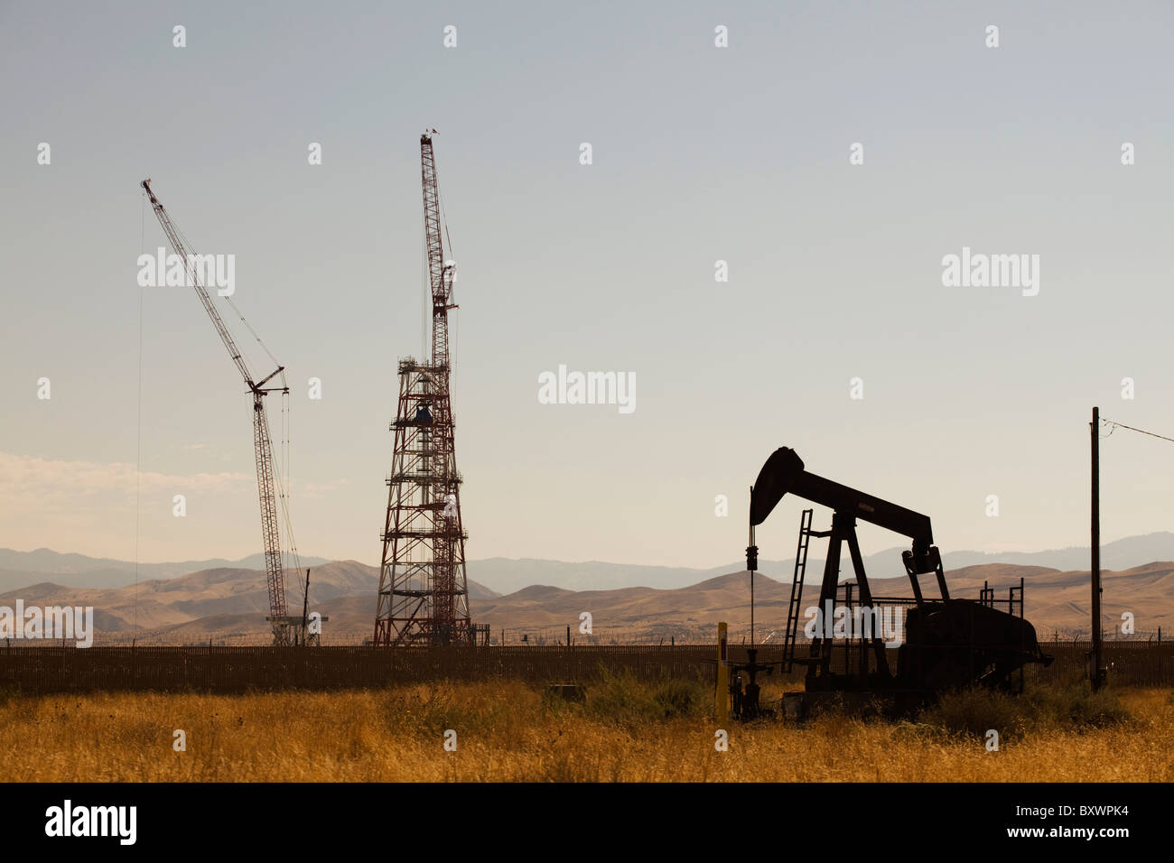 Martinetto della pompa olio e ben - Kern River campo petrolifero, Coalinga, California USA Foto Stock