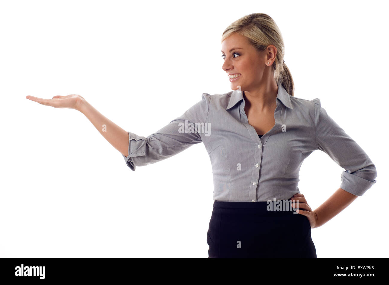 Bella donna che presenta il tuo molto eccitante prodotto isolato su uno sfondo bianco Foto Stock