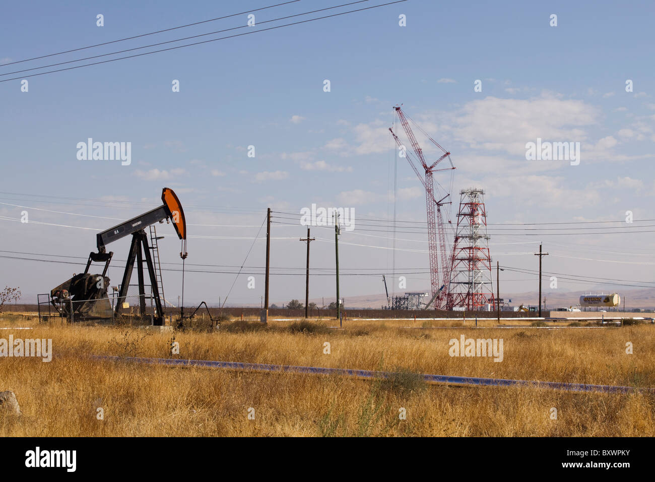 Martinetto della pompa olio e ben - Kern River campo petrolifero, Coalinga, California USA Foto Stock