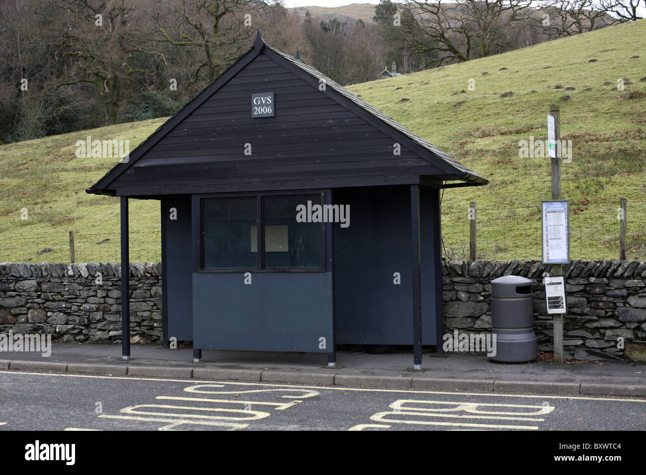 Una coperta in legno shelter e fermata bus a Grasmere di fronte al Principe di Galles Hotel nel Lake District inglese, Cumbria. Foto Stock