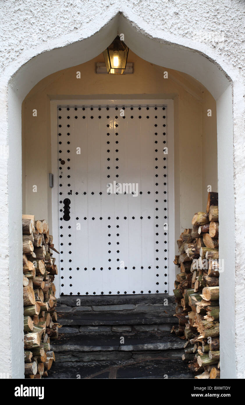 La porta posteriore e legna da ardere store Rydal Hall, Cumbria, Inghilterra Foto Stock